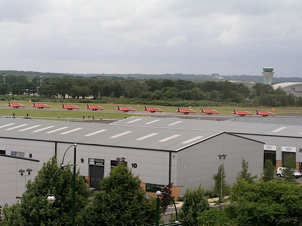 Red Arrows at Farnborough International Air Show 2008 by JimBuzbee