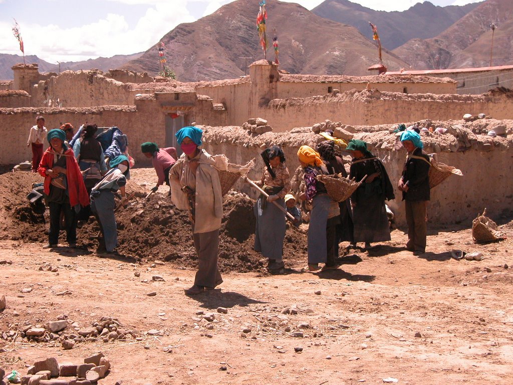 House construction a la tibetan style in Langtang by Philipp Gaertner