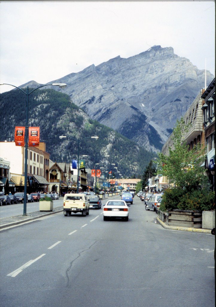 1996: Banff hoofdstraat met op achtergrond bergen by joop.straatman