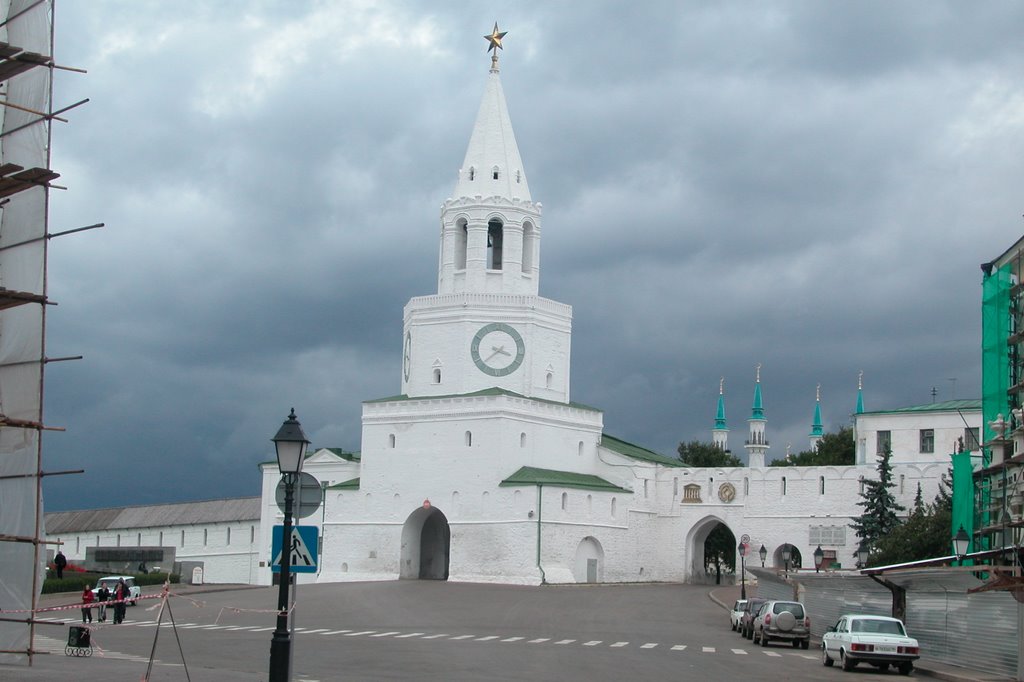 Before the Kremlin of Kazan by tschaggelar