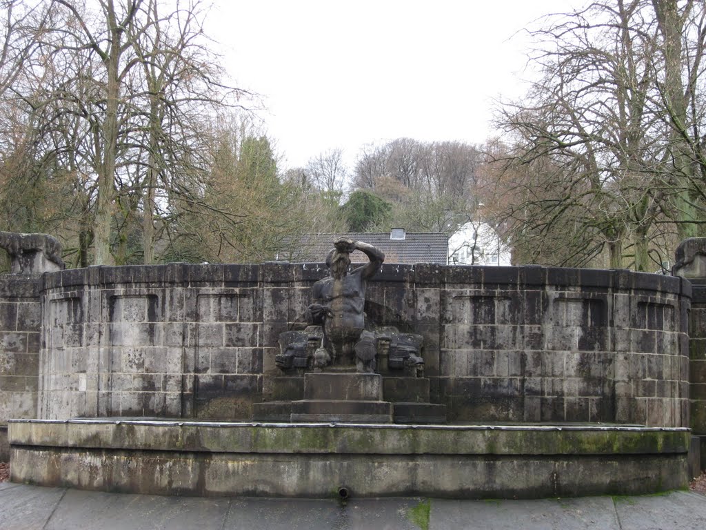 Tritonenbrunnen Wasserspeier by skidderchen