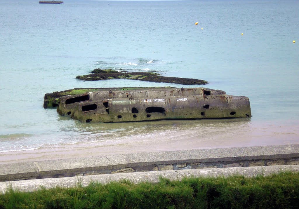 Arromanches les Bains, "Mulberry-B" Alliance's floating harbour scrap - August 2009 by Roberto Bubnich