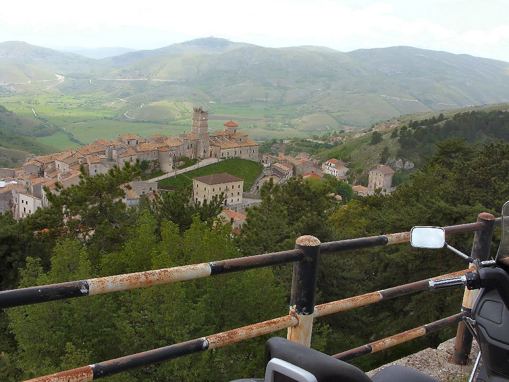 Castel del Monte im Mai 2009 by Hameln