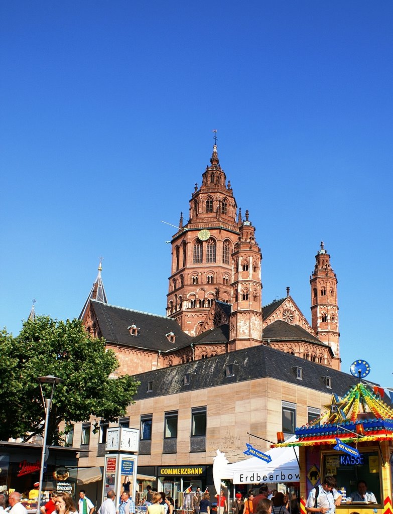 Mainzer Dom von der Kreuzung Gutenbergplatz/Schöfferstr. am Johannisfest 2006 by nullfuenfer