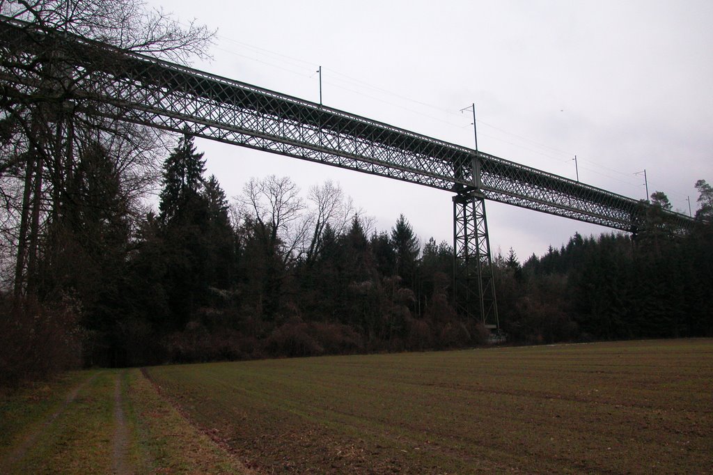 Die Eisenbahnbrücke by tschaggelar