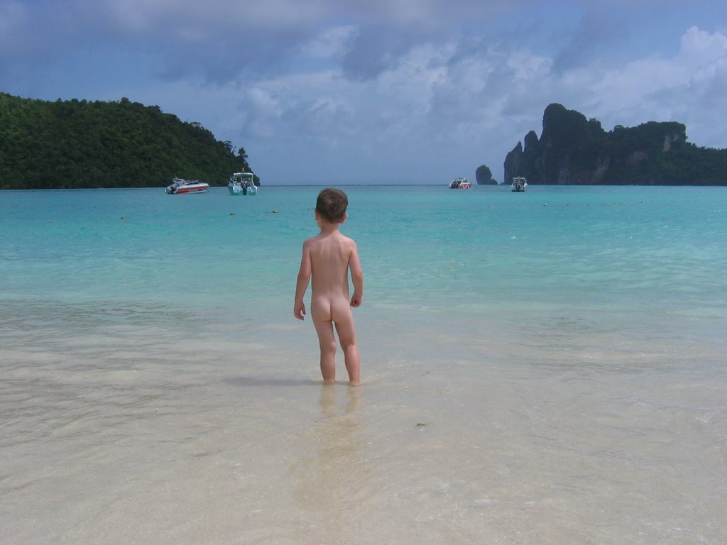 Little boy enjoying the sea by josleeser