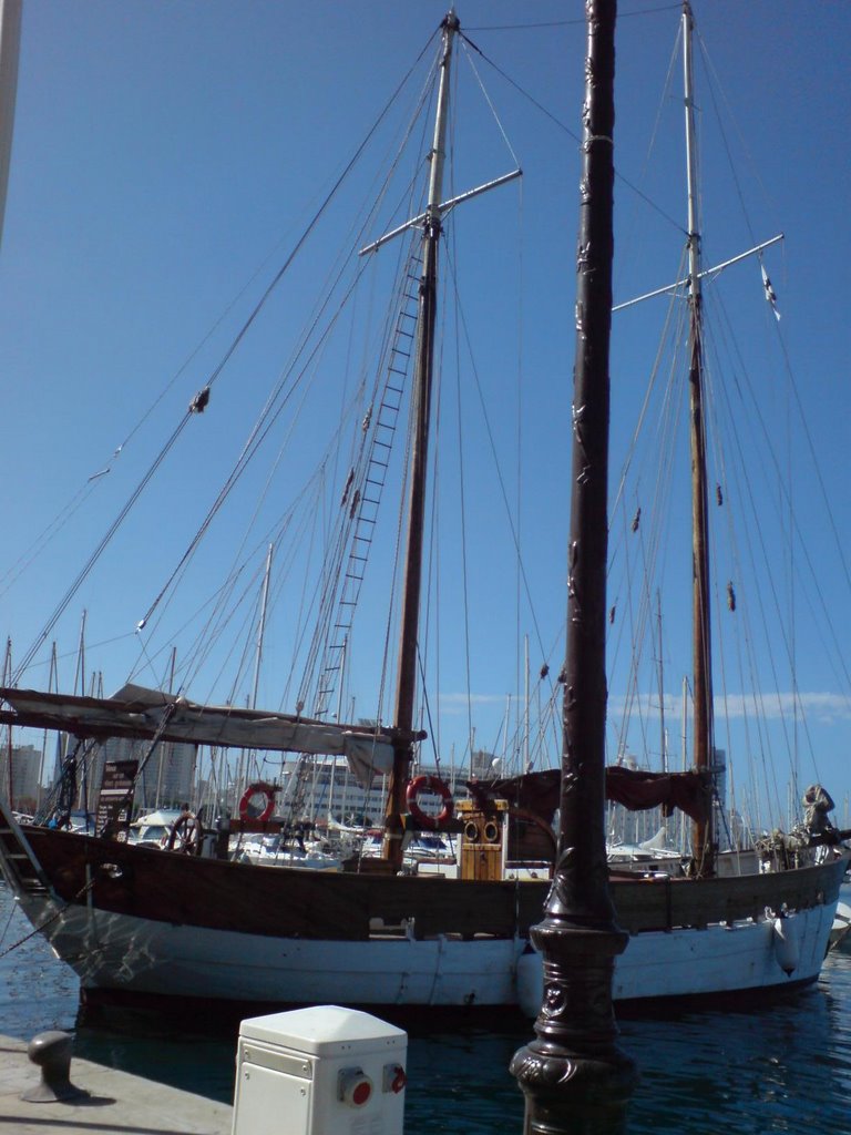 Toulon Boat in Harbour by snufkin2007