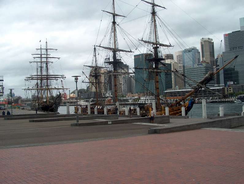 Darling Harbour by Piotr Miernik