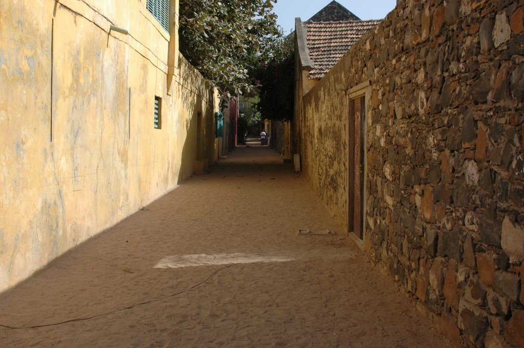 Strasse auf der Ile de Goree by N.Herzog