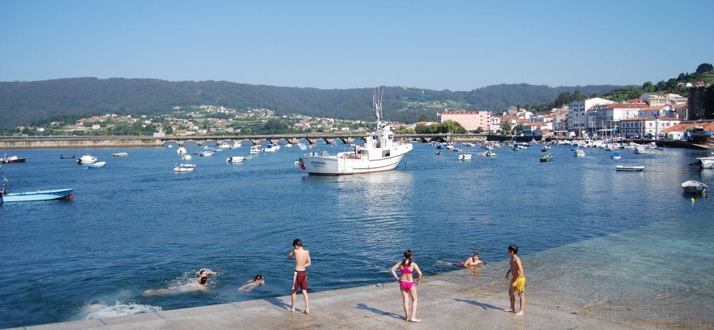 Niños bañándose en el puerto de Pontedeume by A.T.S.