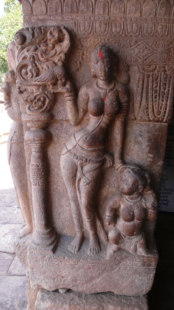 Devant le temple de Virupaksha, colonne du baldaquin du Nandi by Jean-Marc Allet