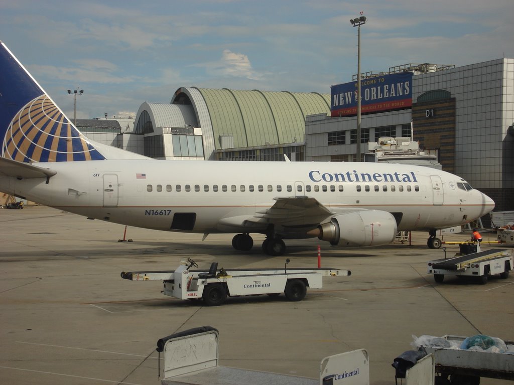 Continental 737 at LANOIA by chrisbond10