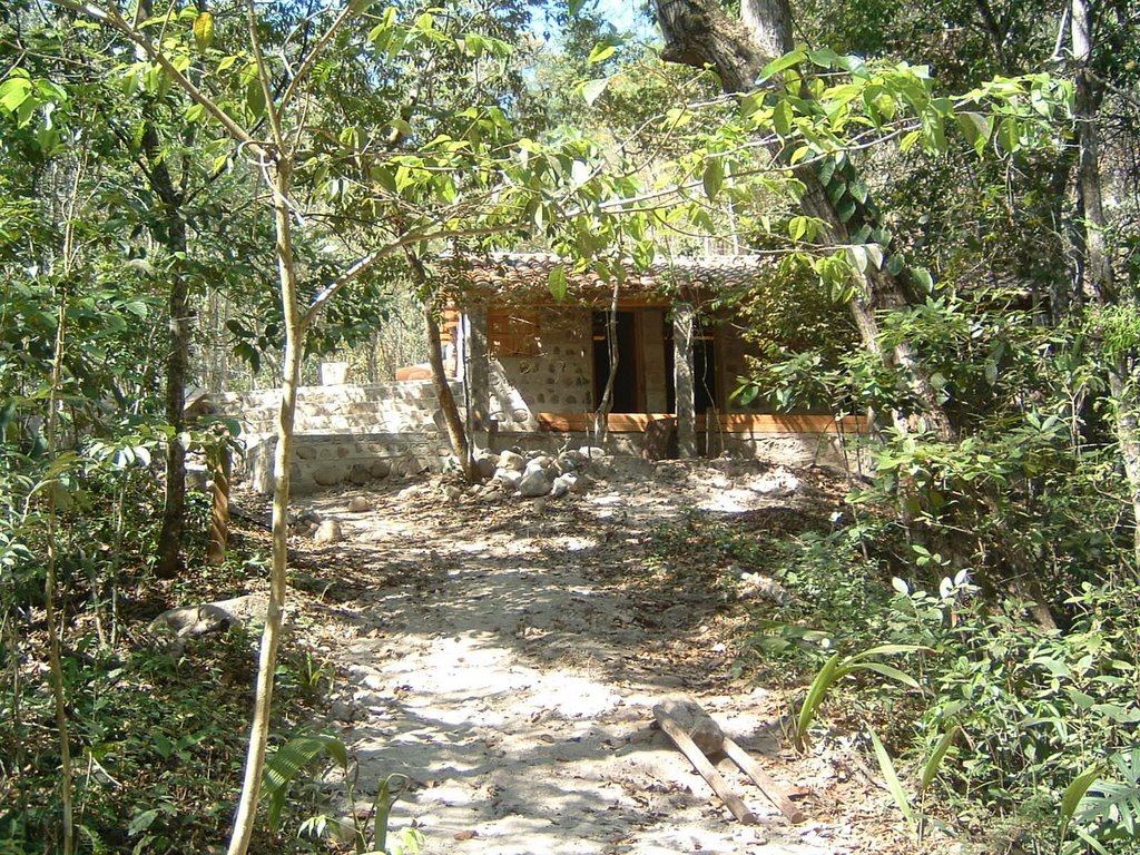 Cabines de location sur le site des sources thermales près de Gracias, Lempira, Honduras, mars 2005 by Christian Claveau