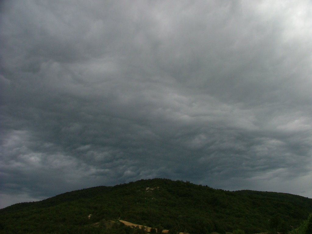 Cielo plumbeo sopra il Monte Lazzaro by Alberto Quagliaroli