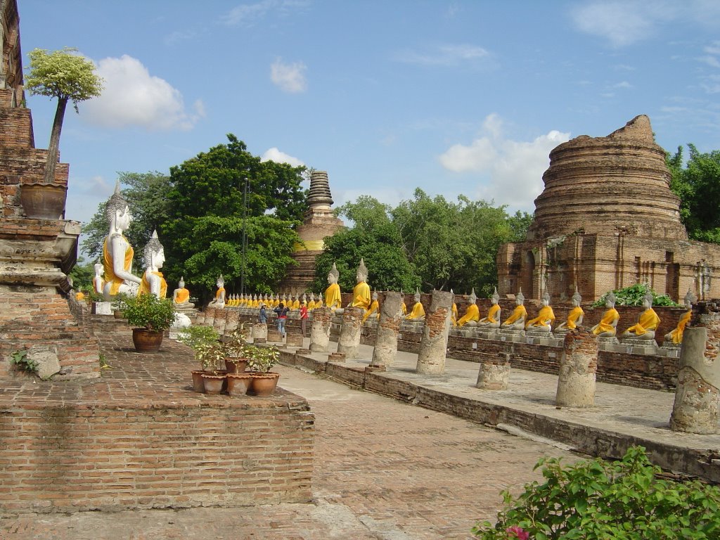 Thailand Central Ayutthaya Buddhas on meditation by chezandy