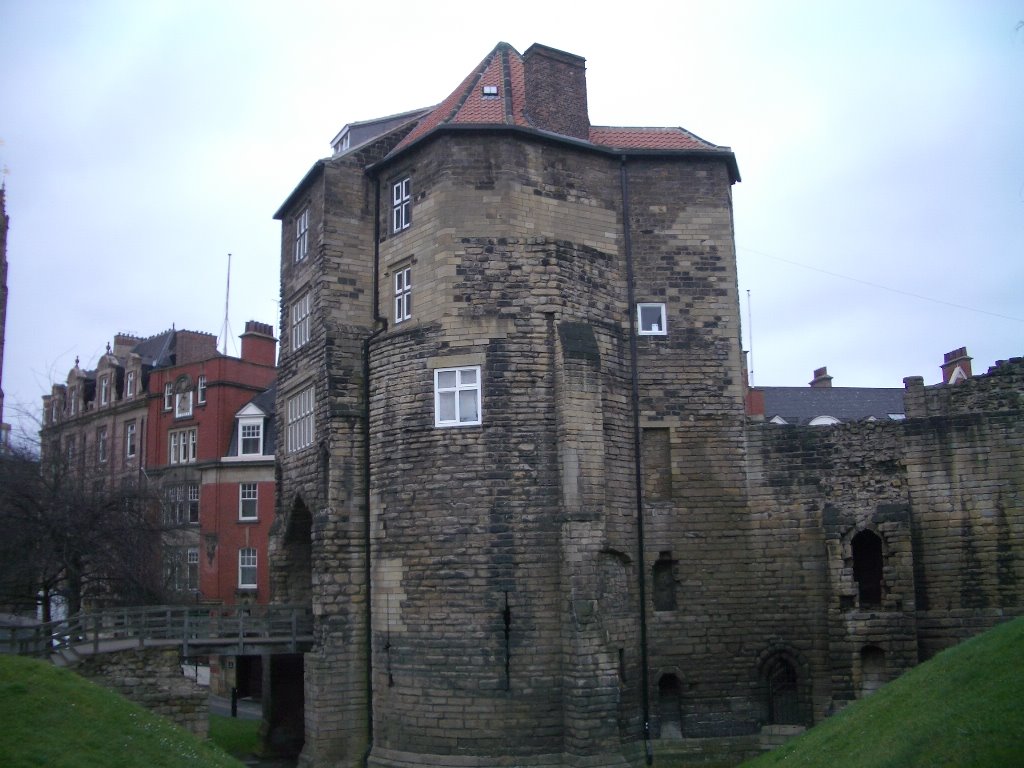 Black gate in Newcastle Upon Tyne by sainthu