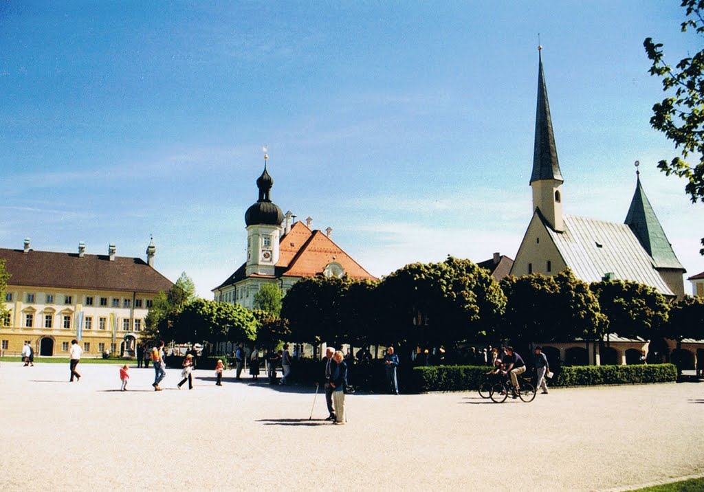 Altötting, Gnadenkapelle und Rathaus by Adnew