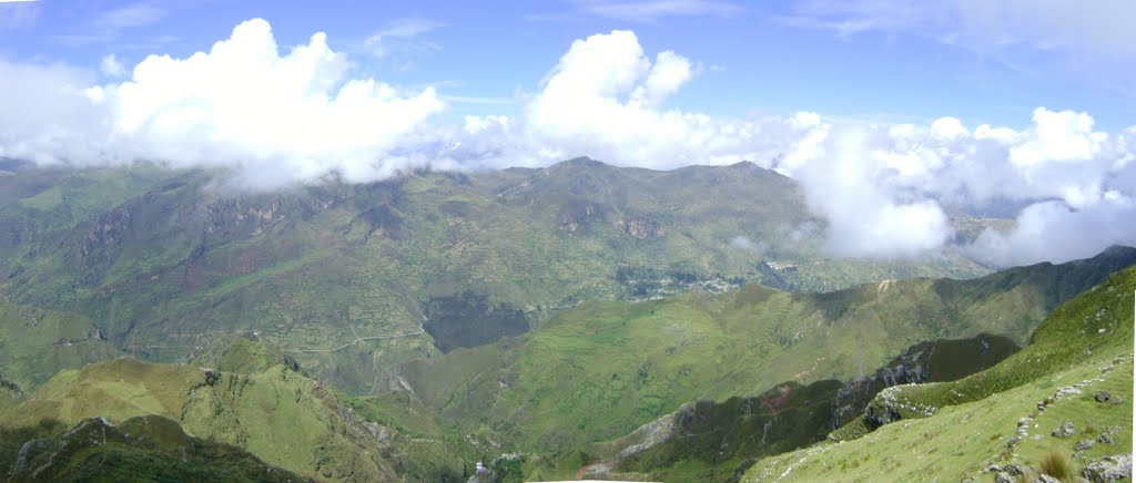 Mirando a Vilcabamba desde las inmediaciones de Goyllarisquizga, Cerro de Pasco. by Mario Pumacayo