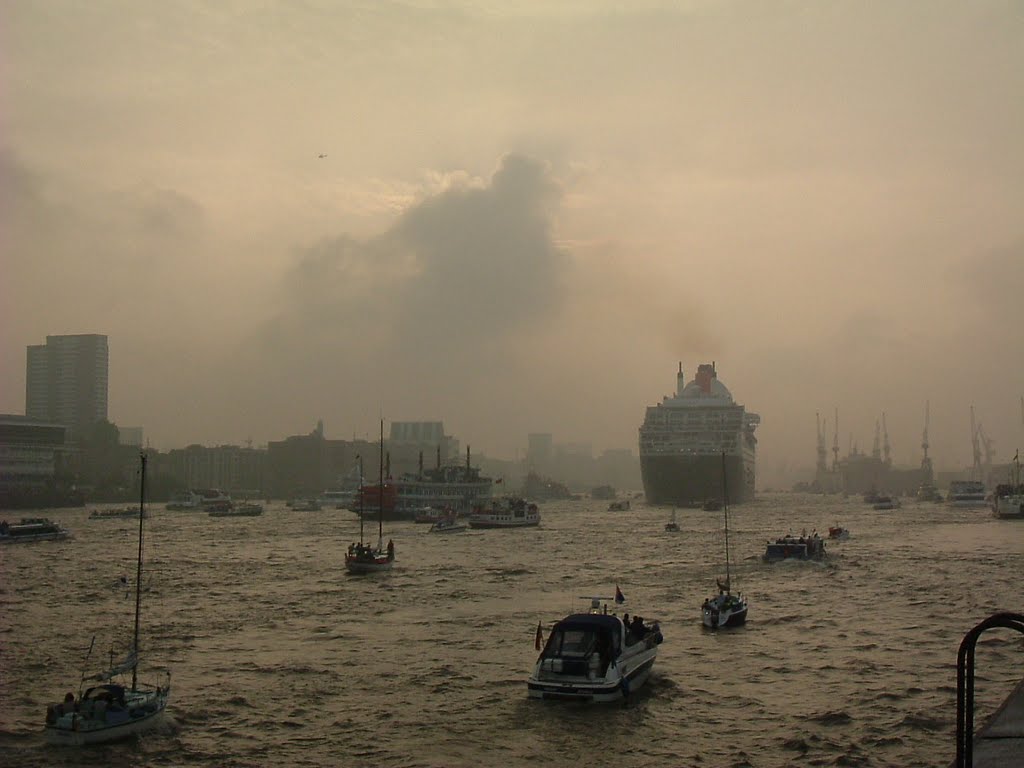 Queen Mary II, 1. Ankunft in Hamburg am 19.07.2004 by Marie 10