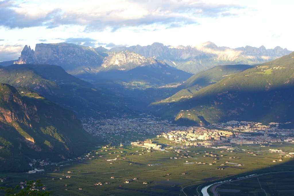 Schlern und Rosengarten über Bozen by UlrichSchnuerer