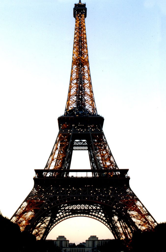 Tour Eiffel by Arzet