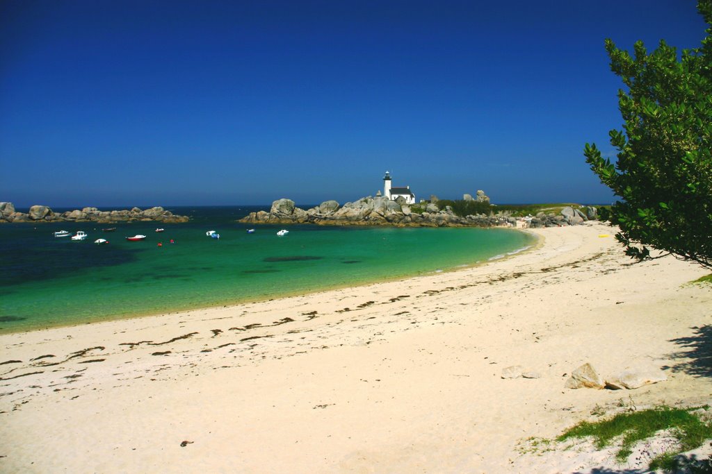 Le phare de Pontusval by Jean-Luc Garotin