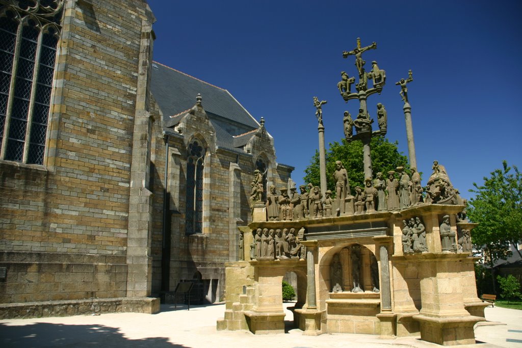 Le calvaire de Plougastel Daoulas by Jean-Luc Garotin