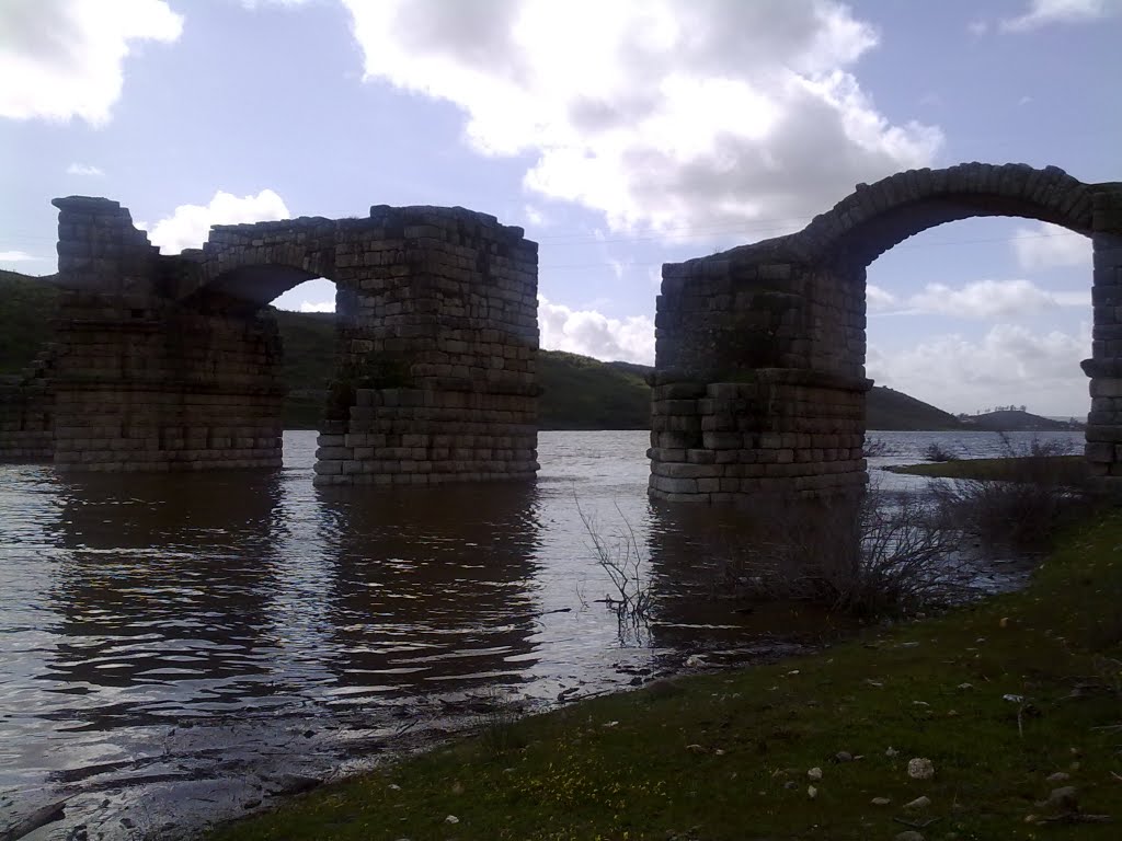 Puente de Alconetar. by o rey do café