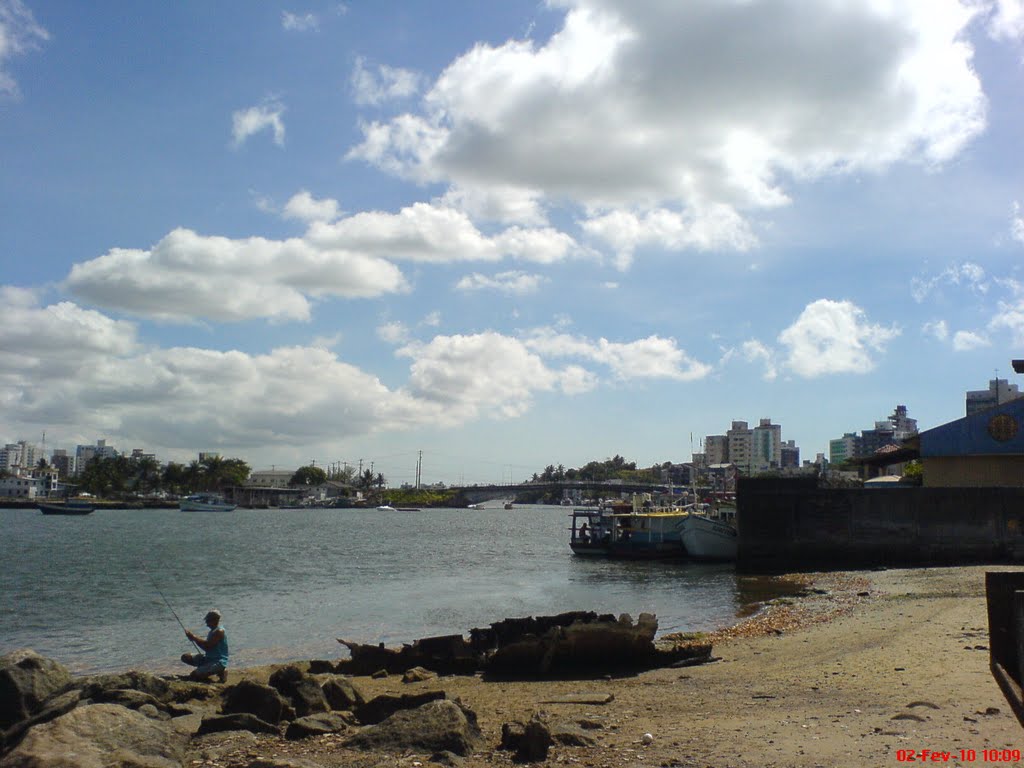 No fundo da foto, a ponte q liga centro , muquicaba, praia do morro by FERNANDOLADEIRA