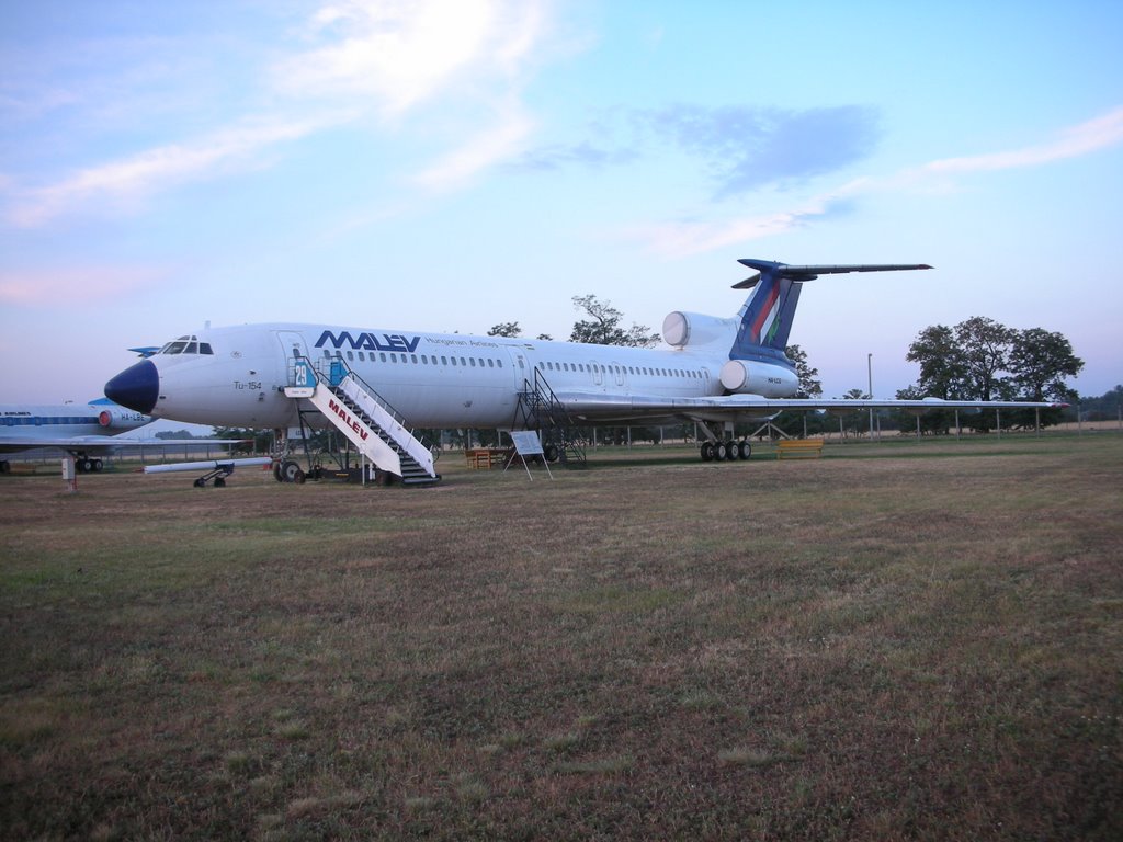 Budapest airplane museo by Z.zz