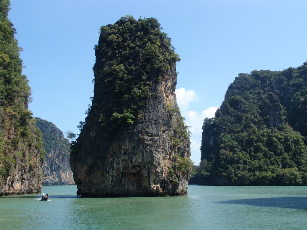 Bahia Phang Nga by JosepMariaFerrer