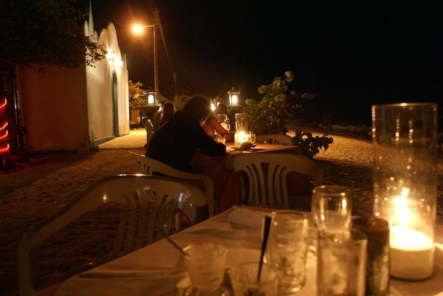 Cenando en un restaurant de la playa by agaydou