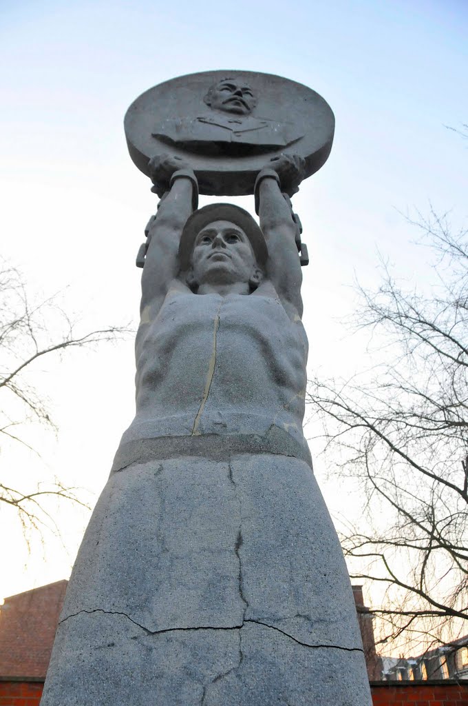 Lens Monument aux mineurs by Phalange Photo