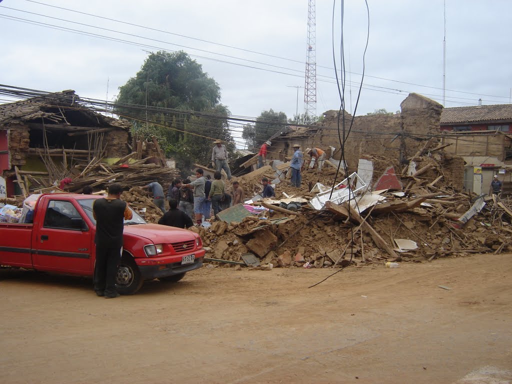 EARTHQUAKE 2010 - Manuel Rodriguez street, P.A. Gonzalez corner by Héctor Basualto