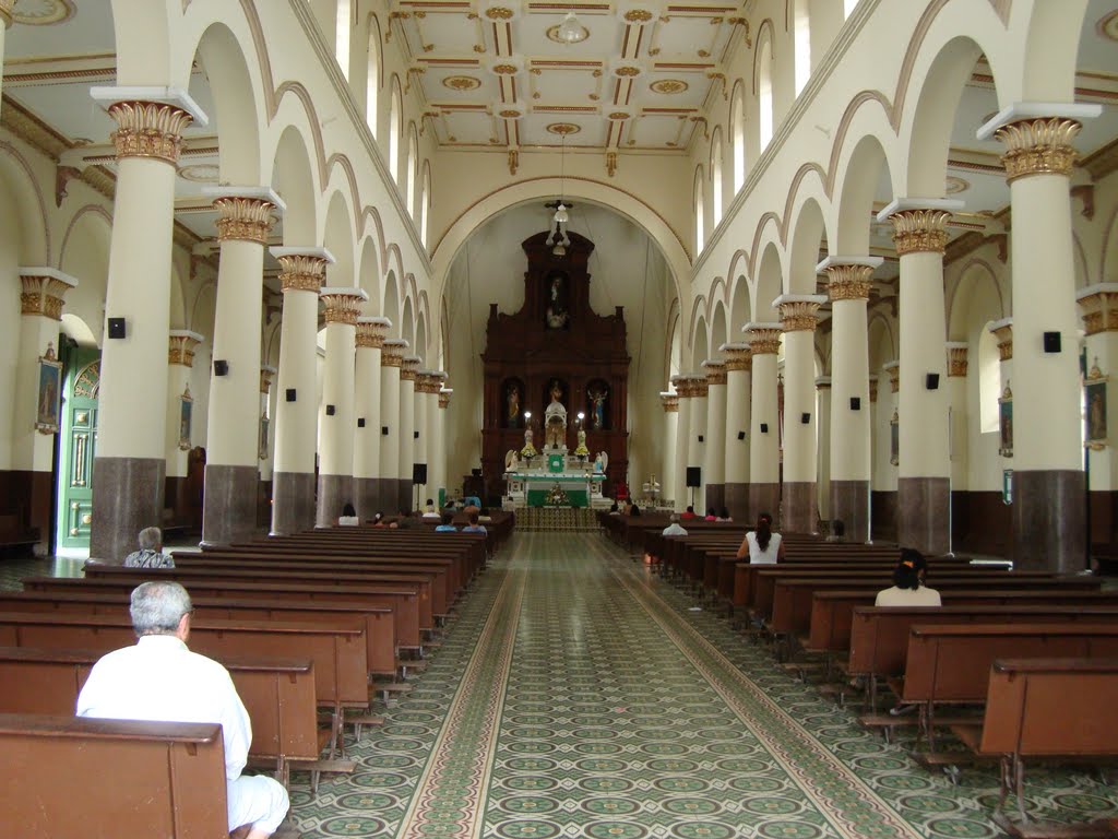 Interior iglesia de Barbosa. by Andrés Loaiza Escobar