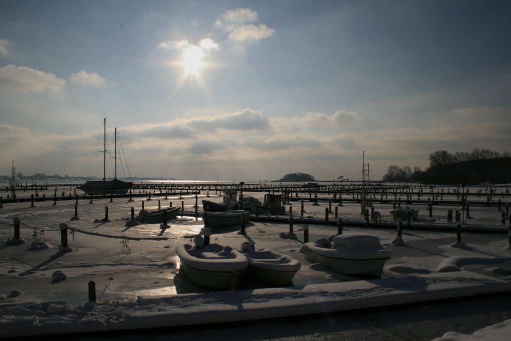 Havnen klædt i sne og is 1 by Doctor-No