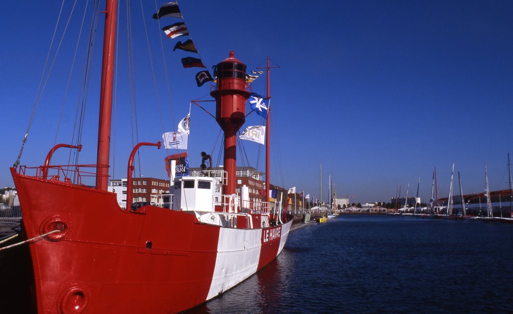 Bateau Phare 02 by Jean-Marc SILVESTRE