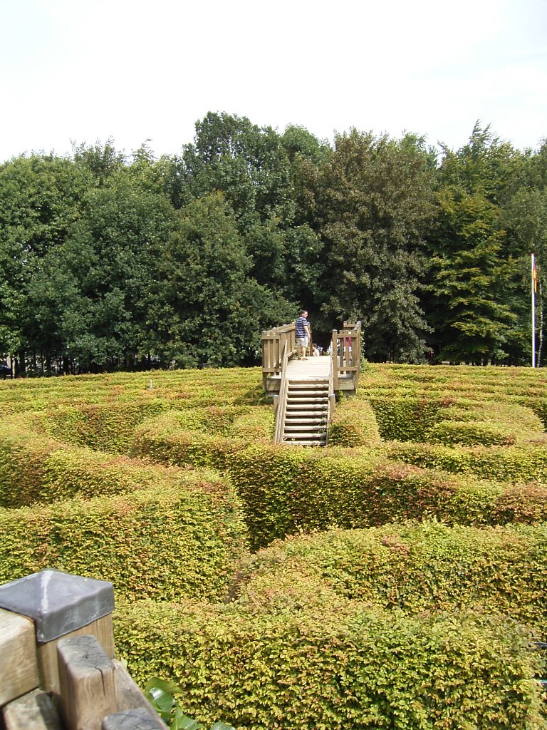 Holzbrücke m Labyrinth by Stefan Erkens