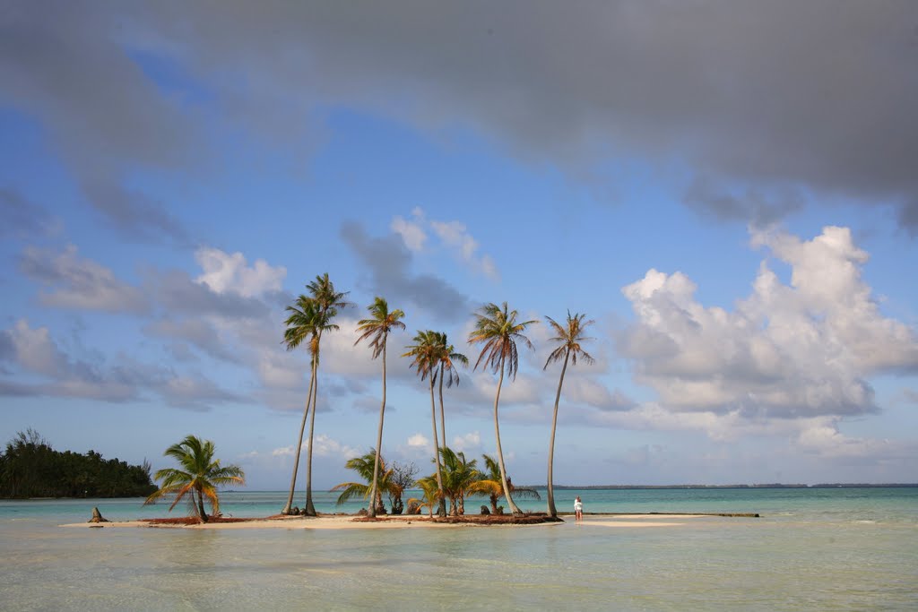 Le Taha'a Island Resort & Spa, Tahaa, Archipel de la Société, Polynésie française, France by Hans Sterkendries