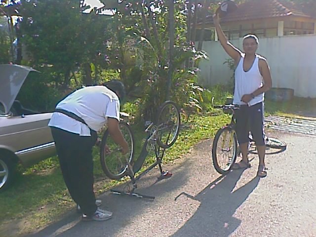 Azril and Izaini assembling their bikes. by jakkua