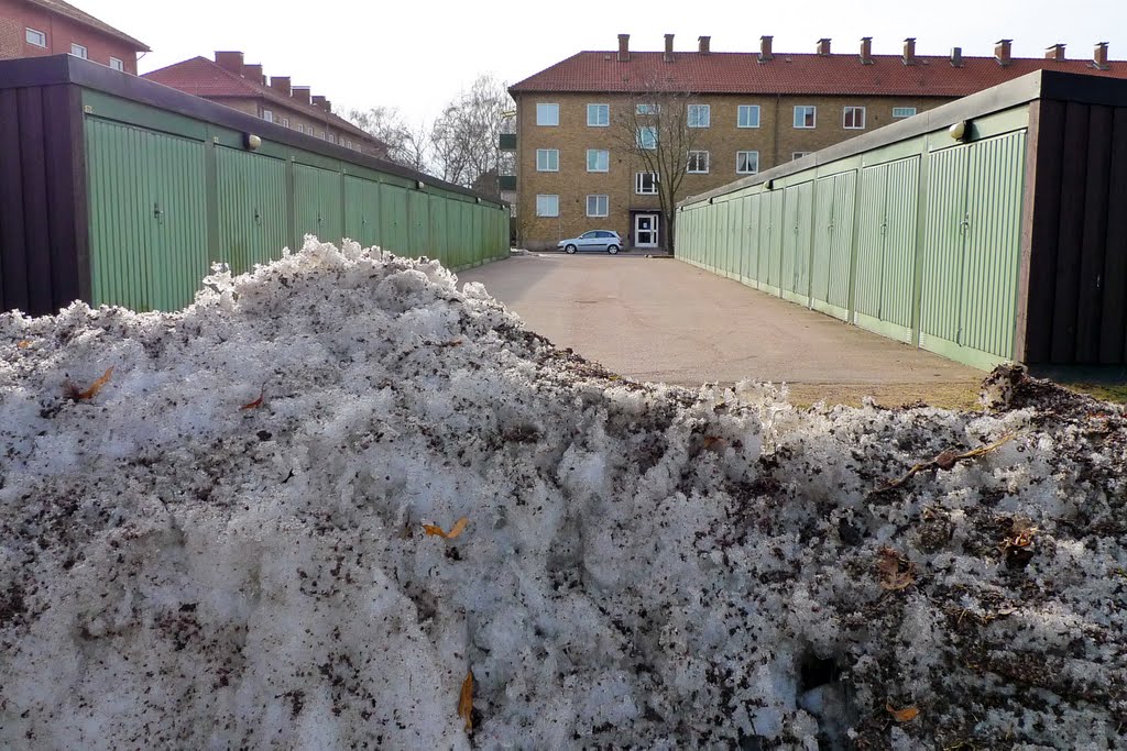 Pile of snow by Håkan Dahlström