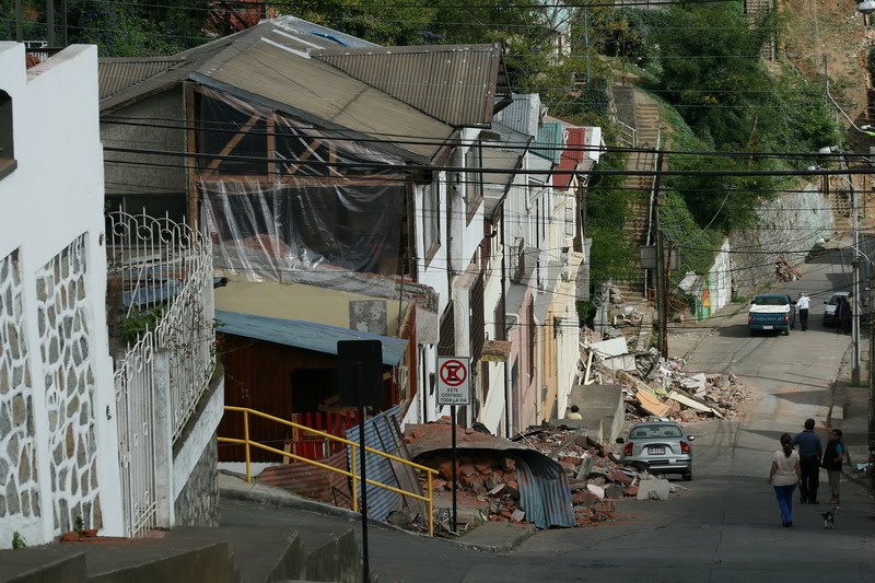 Cerros Talcahuano después del terremoto by Luis Enrique Fritz