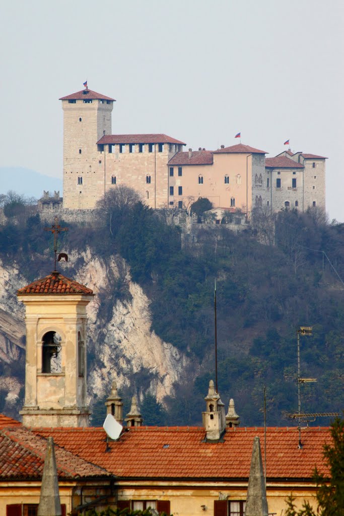 Il castello Borromeo di Angera visto da Arona. febbraio 2010 by Marco Ferrari