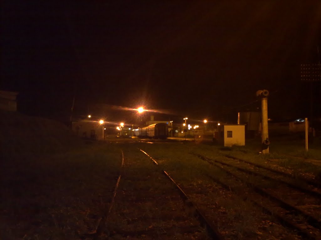 Vista nocturna da estação de Évora. by A. Miranda