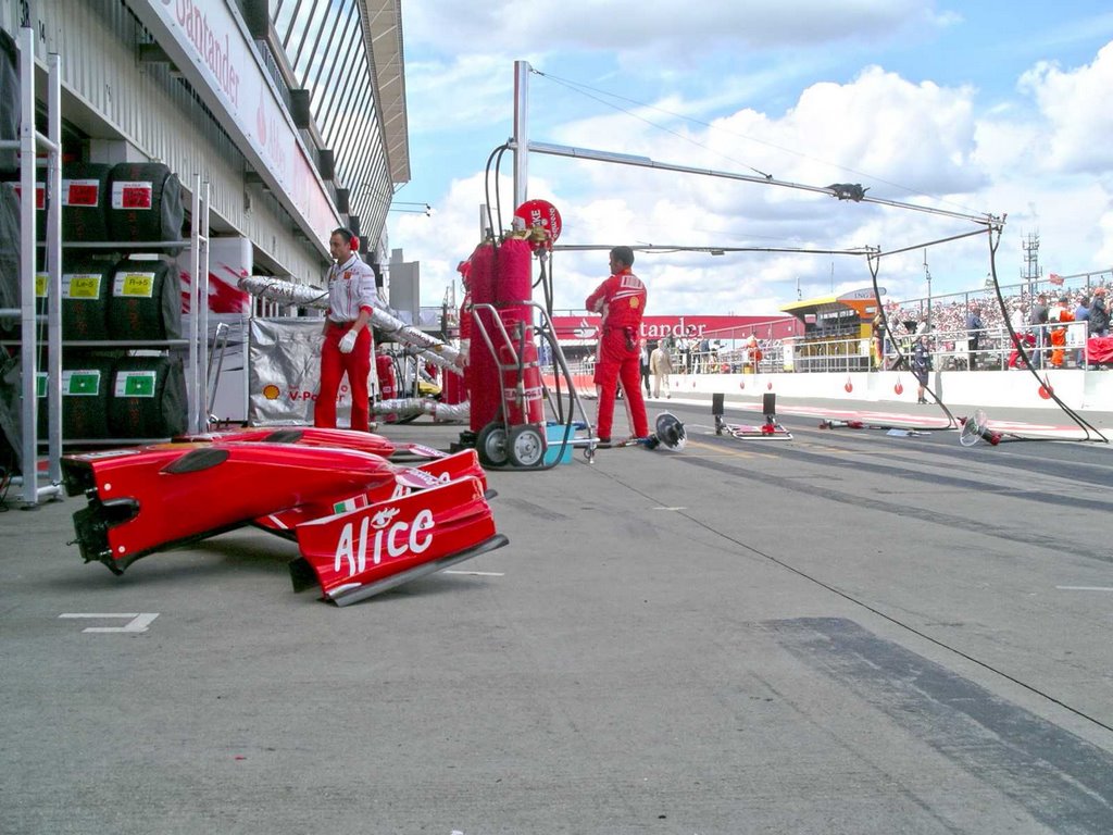 Ferrari pits F1 2007 - click pic to see more Ferrari F1 action-(read 'comments' under pic.) by FZappa