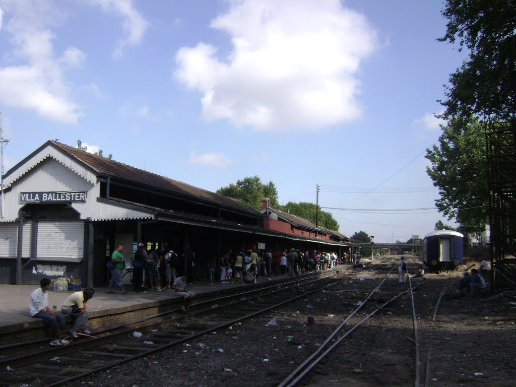 Esperando el tren Diesel by Payun Matru