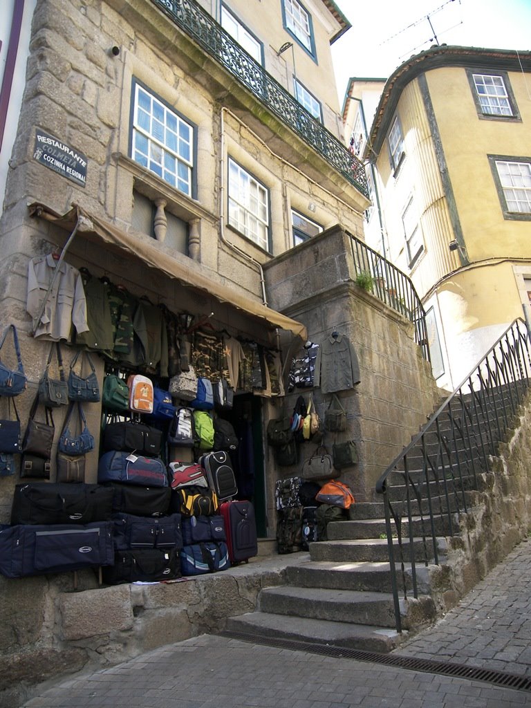 Rua Direita - montra exterior de malas e sacos nas escadinhas... by fjlima