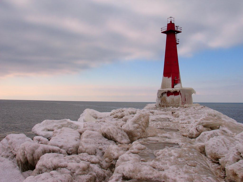 Muskegon Breakwater Light - Muskegon, MI by Kevin Leonard