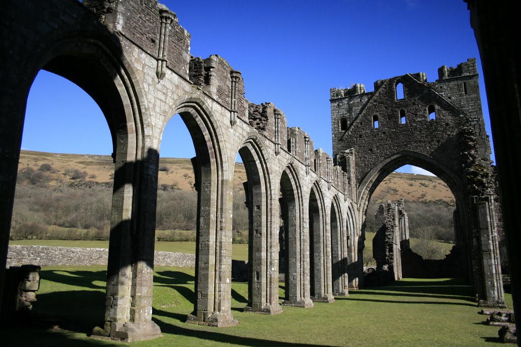 Llantony Priory by fillup