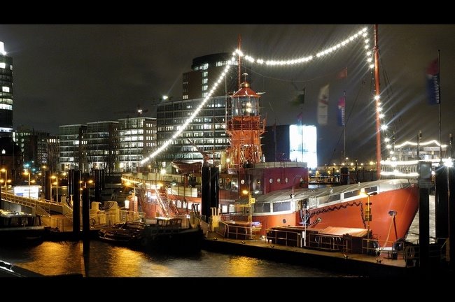 Hamburger hafen - night by Vlad_Mitrichev